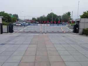 大连市营城子街道门口空降闸及人行小门
