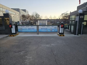 工厂大门广告道闸及人行小门案例
