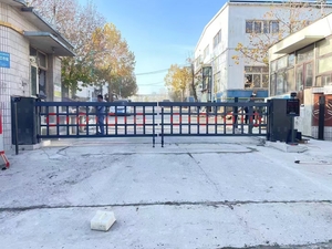 某工厂大门口空降道闸